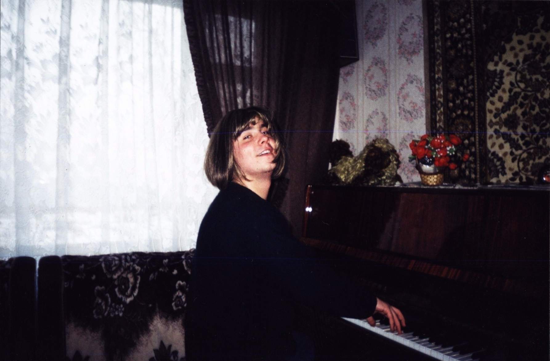 Это я на пианино играю, в парике естественно